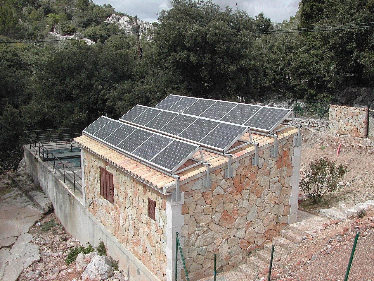 Ejemplo de instalación de placas solares en el tejado de un pequeño edificio de piedra, en Lluc (Mallorca)
