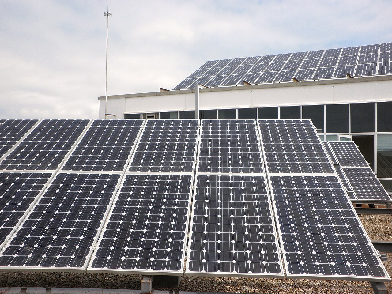 Placas solares en la azotea de la Universidad de Cádiz, un ejemplo de instalación para la deducción IRPF por placas solares